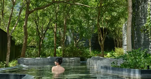 重現百年納涼市風華！虹夕諾雅谷關涼夏專案，在海拔800公尺溪谷享受日式川床料理與山泉冷池的極致避暑體驗。