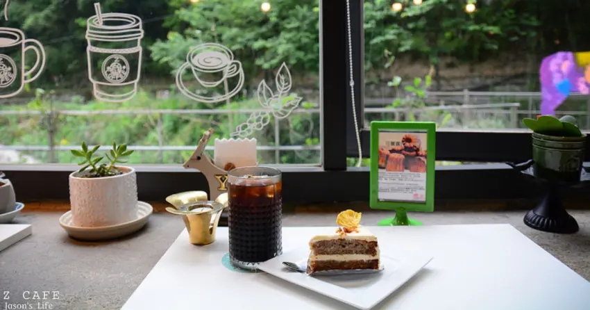 ▲店內除咖啡外，也提供輕食與精緻甜點，搭配窗外綠意，特別適合停下腳步休息片刻。