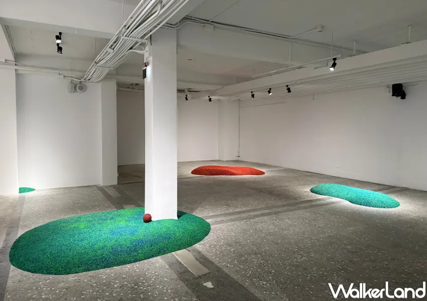 ▲台北免費展覽C-LAB通信分隊展演空間展出《瓷磁踟機》地面散佈塗滿PU顆粒的小丘，觀眾可以手持聲響裝置走動。(攝影：鄭亦庭)