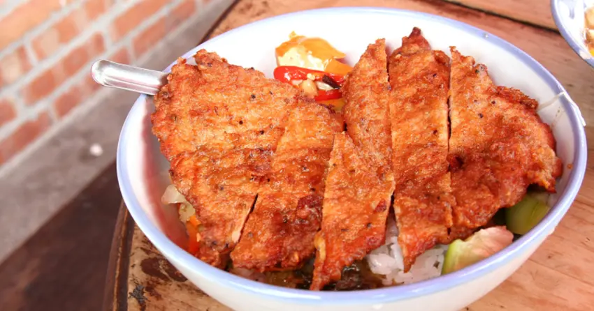▲店內主打的超厚排骨飯外酥內嫩，滷香濃郁又相當入味，假日甚至能熱賣500碗。