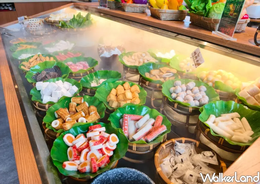 ▲丸餃類與火鍋料整齊排列，在泰滾mini個人鍋的自助吧都能無限取用。(攝影：鄭雅之)