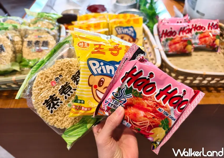 ▲火鍋控最愛的冬蔭功泡麵與科學麵等副食，通通都在泰滾mini個人鍋的無限吧供應。(攝影：鄭雅之)