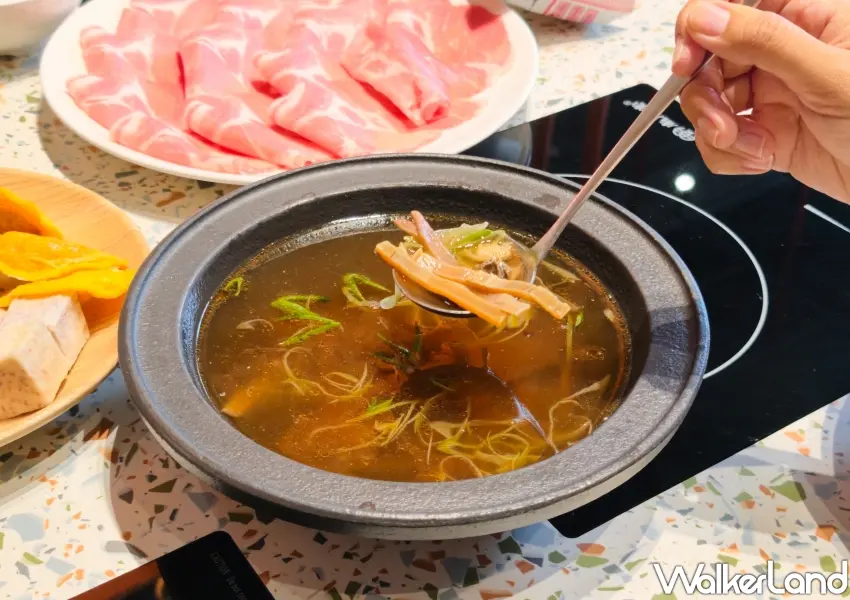 ▲香氣四溢的魷魚螺肉蒜湯底充滿台式風情，在泰滾mini個人鍋也能吃到多國風味。(攝影：鄭雅之)