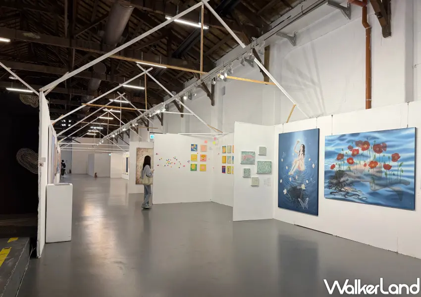 ▲第十五屆松山文創學園祭以「翻頁」為意象，象徵學生透過畢業展覽展開人生的集體蛻變。(攝影：鄭亦庭)