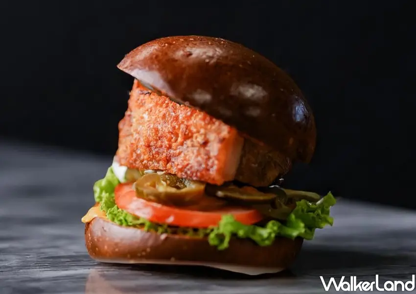 ▲「漢堡世家 Burgerciaga」脆皮豬漢堡，快閃圓山花博市集，高溫火烤鎖住肉汁。