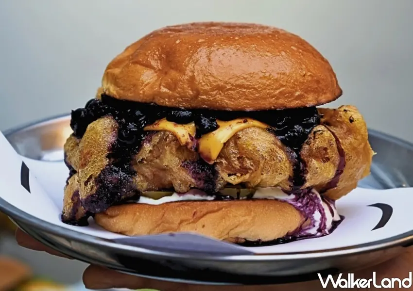 ▲「WEDO-Burger 溫度漢堡」藍莓炸雞堡，高雄名店北上參加市集，獨家酸甜風味。