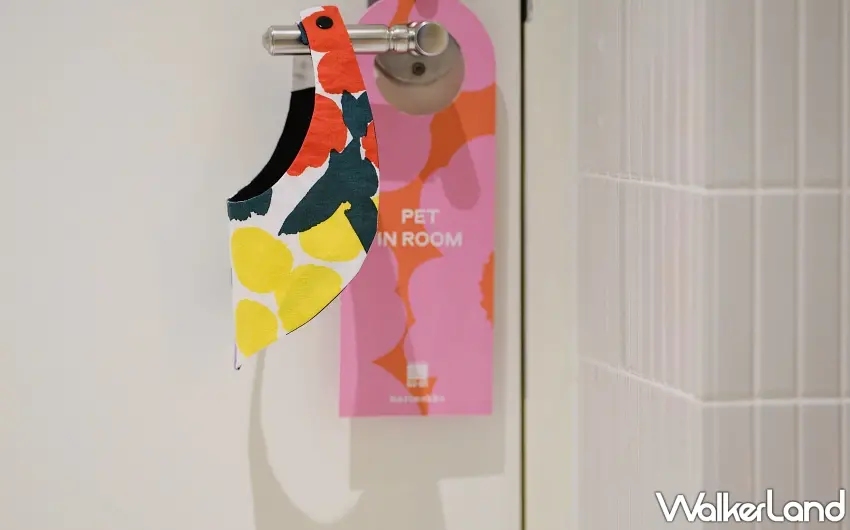▲金普頓大安與 Marimekko 推出寵物專屬設計，繽紛的印花領巾掛在客房門把上，搭配寵物入住專用的主題門掛牌，盡顯米其林星鑰飯店對毛孩的細膩寵愛 。 圖／金普頓大安酒店提供；窩客島編輯李維唐整理
