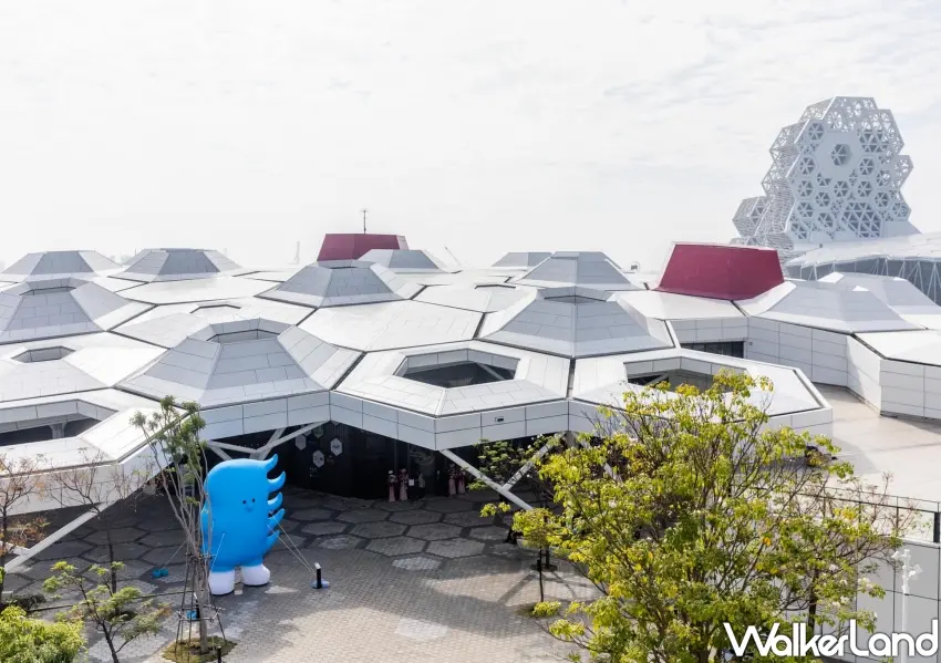 ▲全台首創仿生六角珊瑚礁結構建築美學，是高雄愛河灣最受注目的純白系美拍地標。