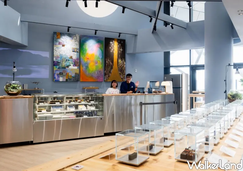 ▲人氣巧克力布朗尼名店堯平進駐珊瑚廣場，簡潔金屬質感櫃位與藝術掛畫打造優雅甜點空間。