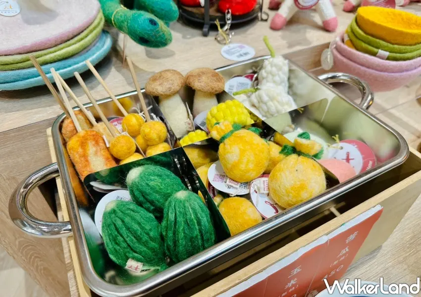 ▲文創選物店內精緻的手作羊毛氈小物，擬真蔬果造型與療癒觸感吸引許多旅客駐足收藏。