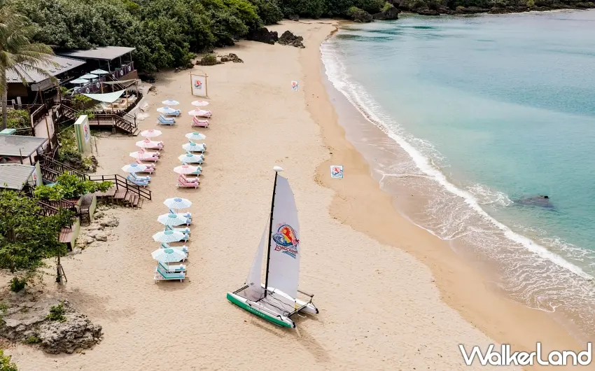 ▲Longchamp 選址於墾丁凱撒大飯店打造「LA PLAGE LONGCHAMP 瓏驤海灘俱樂部」，將小灣沙灘轉化為融合巴黎優雅與衝浪文化的風格場域 。 圖／墾丁凱撒提供；窩客島編輯李維唐整理