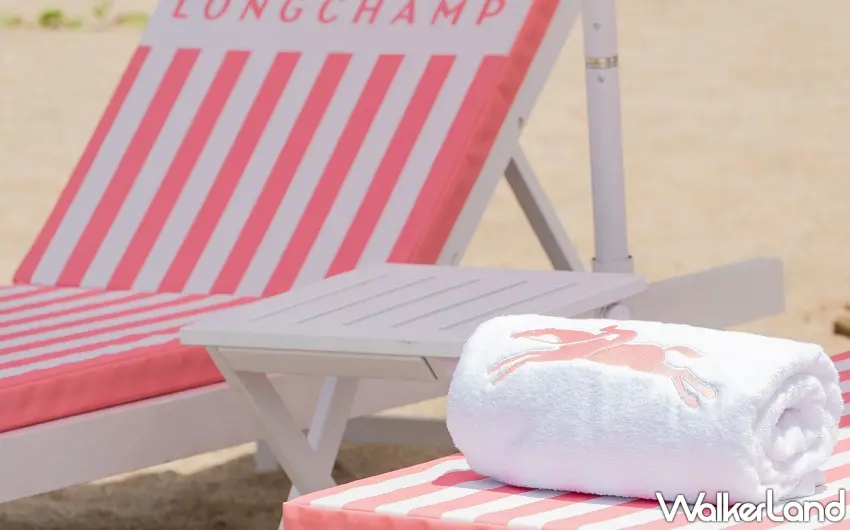 ▲「LA PLAGE LONGCHAMP 瓏驤海灘俱樂部」以「經典奔馬」為核心視覺，搭配色彩繽紛的條紋躺椅、陽傘與海灘巾等元素，勾勒出輕鬆且富有節奏的夏日風格 。 圖／墾丁凱撒提供；窩客島編輯李維唐整理