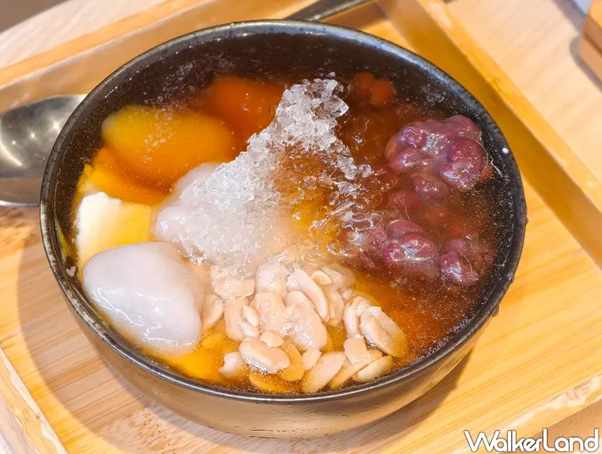 ▲「涼糧甜點」綜合豆花價格自60元起，並提供多達18種配料讓饕客自由搭配。（攝影：楊婷雅）