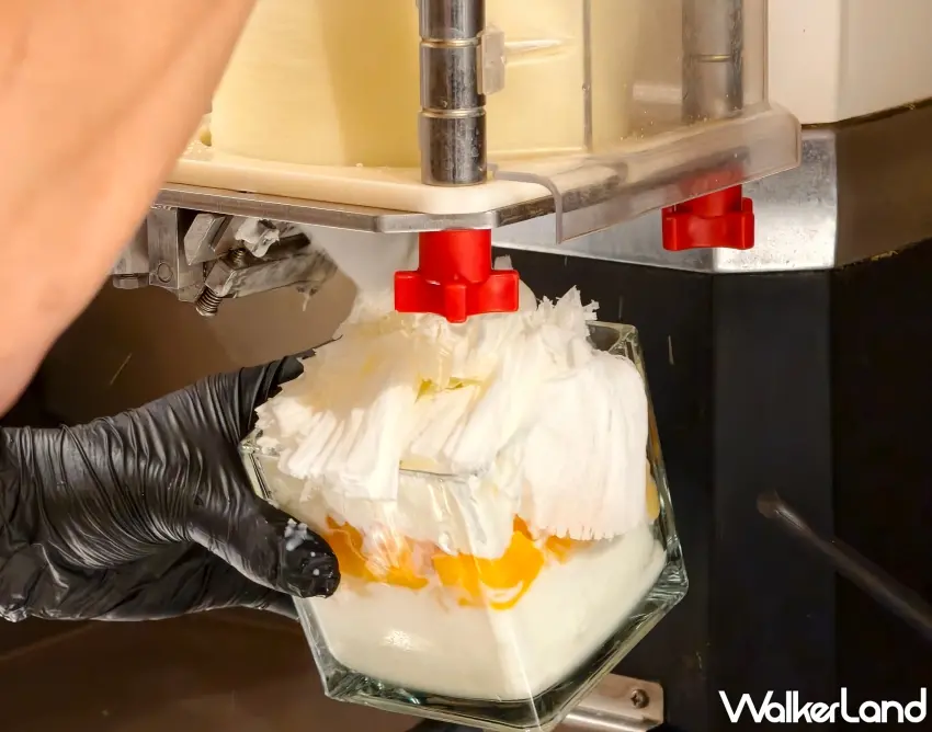 ▲「涼糧甜品」製作時會反覆分層加入配料與補冰，堆疊出扎實且有份量感的口感。（攝影：楊婷雅）