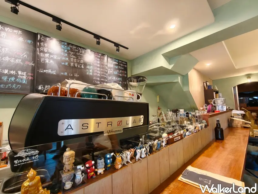 ▲「不咖啡BuCafe」空間以 L 型木質吧檯搭配淺綠色牆面,營造溫暖放鬆的氛圍。(攝影:楊婷雅)