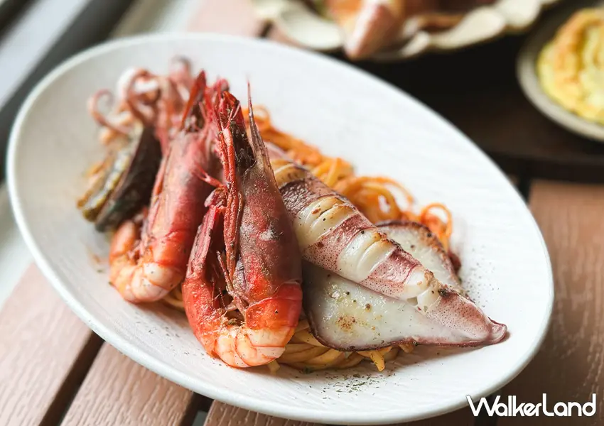▲宜蘭美食推薦「漁光海」在陽台欣賞宜蘭海岸線是人生一大享受(攝影:蕭芷琳)