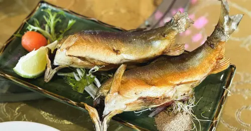 宜蘭必吃香魚專賣店！八甲休閒魚場 椒鹽烤香魚超爆卵，園區免費參觀、宜蘭親子景點推薦。