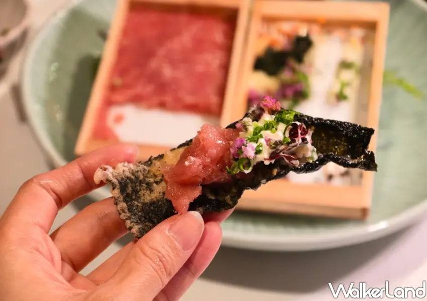 ▲必點人氣餐點「鮪魚贅澤塔塔」搭配酪梨醬與五色米果,底層炸海苔口感清脆且富有層次。(攝影:鄭雅之)