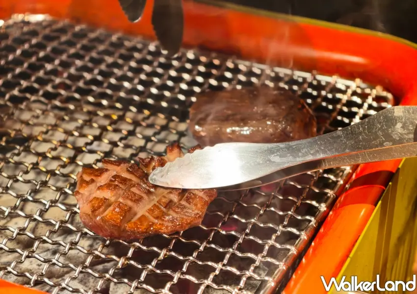 ▲表面烤至焦脆鎖住飽滿肉汁的牛舌與「和牛板腱」,透過高溫炭火激發出的油脂。(攝影:鄭雅之)