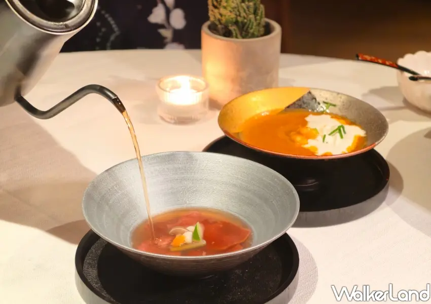 ▲由職人現場沖入清澈高湯「和牛Consomme」,搭配軟嫩的和牛片與時蔬。(攝影:鄭雅之)