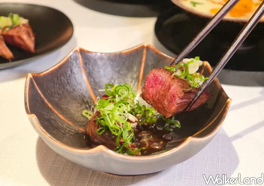 ▲由職人代烤至完美熟度的「紐約客」或「菲力」部位,佐以特製胡麻油與玫瑰鹽調味。(攝影:鄭雅之)
