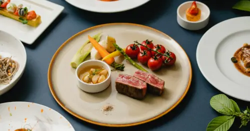 2026國泰飯店線上旅展攻略！吃到飽買10送1、餐券37折起、櫻桃鴨與Prime牛排雙人券首賣。