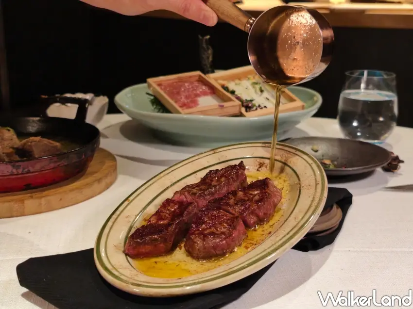 ▲經典必點餐點「澳洲M9+和牛板腱」由職人現場淋上帶有迷迭香氣的「法國艾許奶油」。(攝影:鄭雅之)
