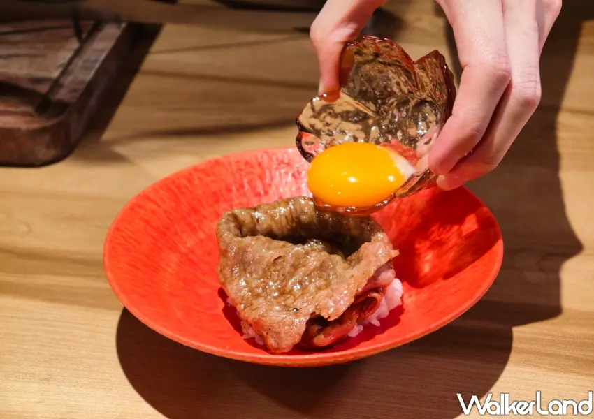 ▲烤至香氣噴發的高級和牛大方鋪在飽滿米飯上,最後再點綴一顆飽滿鮮艷的「生食級雞蛋」,濃郁蛋液交織肉汁呈現最極致的視覺饗宴。(攝影:鄭雅之)