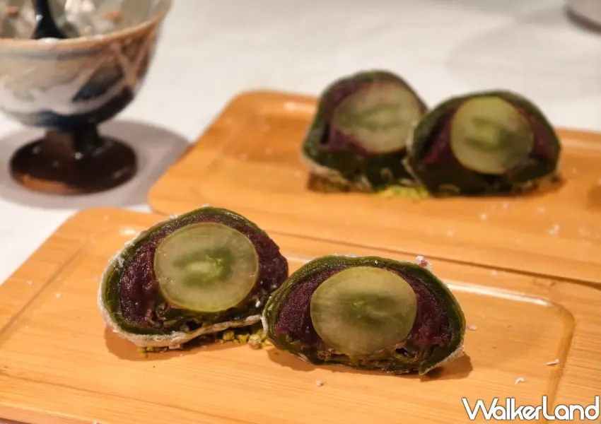 ▲飯後甜點是現做的「水果大福」,抹茶皮包裹萬丹與十勝紅豆泥,裡面大方塞入整顆清甜「麝香葡萄」,為這趟燒肉饗宴畫下句點。(攝影:鄭雅之)