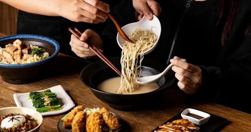 無限續麵+日式小菜吃到飽！樂麵屋拉麵全新升級，高雄岡山店客製化拉麵 無限續麵超高CP值。