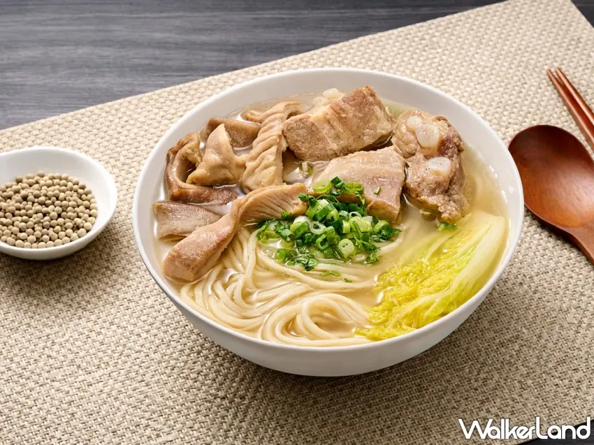 ▲胡椒豬肚軟骨麵結合台灣豬肚與軟骨肉,湯頭帶有微辛胡椒香,層次豐富。 圖/KKLife提供;窩客島整理