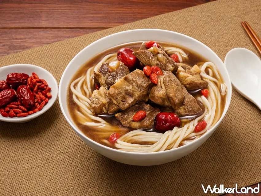 ▲藥膳軟骨麵選用多種藥膳食材熬煮湯頭,軟骨肉燉煮入味、入口即化。 圖/KKLife提供;窩客島整理
