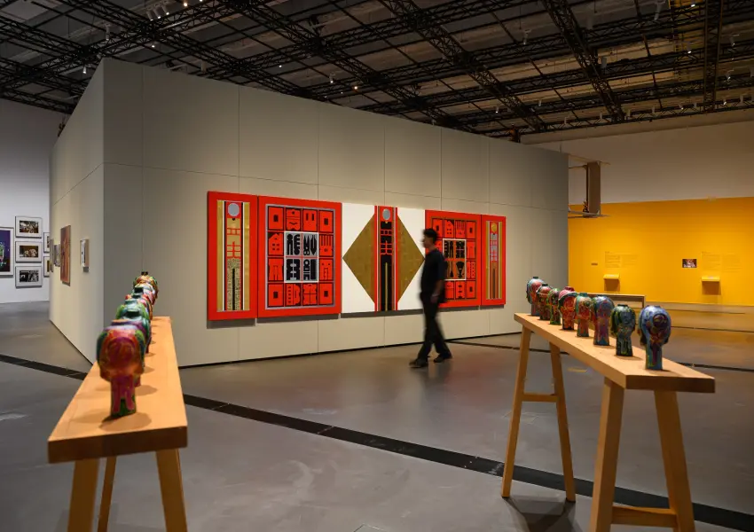 ▲新北市美術館典藏展！擺渡：回望民間以「民間」為核心索引，即日起展出至8/2。(新北市美術館提供，攝影：王世邦）