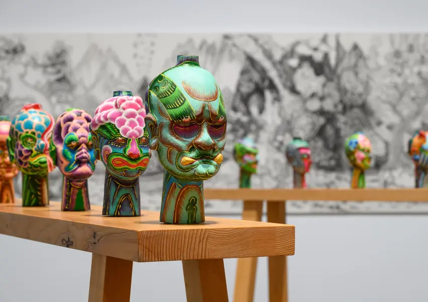▲新北市美術館典藏展「擺渡：回望民間」，集結十位藝術家作品，展現多重文化精神樣貌。(新北市美術館提供，攝影：王世邦）