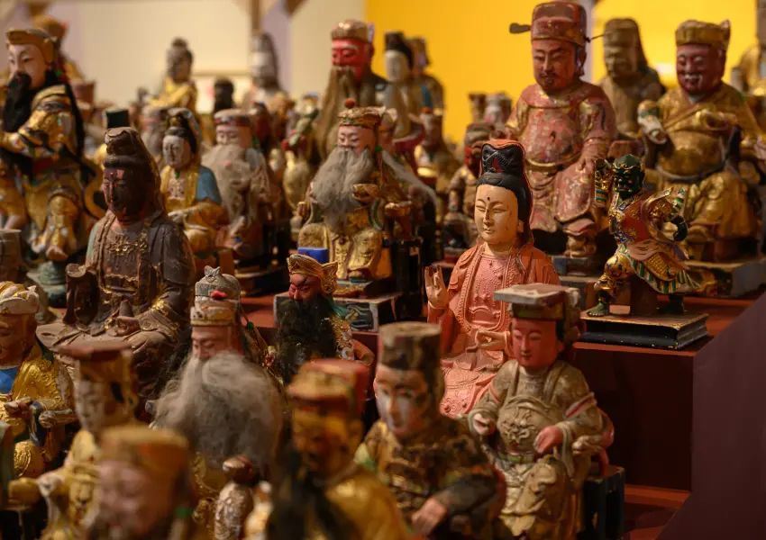 ▲新美館「擺渡」典藏展將藝術家視角化作渡船，帶領觀眾穿梭於傳統民俗與當代社會的對話空間。(新北市美術館提供，攝影：王世邦）