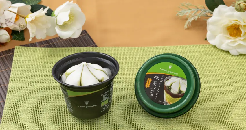 ▲這款聖代冰淇淋更豪邁地堆疊了甜而不膩的紅豆粒、抹茶蜜、Q彈麻糬以及鬆脆的餅乾碎屑等6種素材。