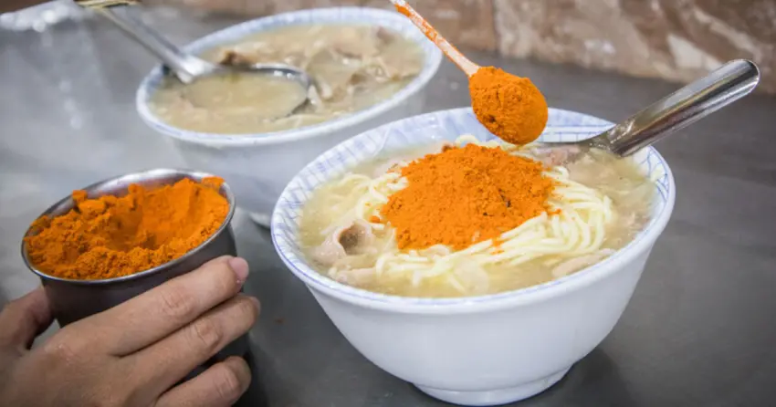 ▲店內特製辣粉是老饕必加配料，加入後不僅多了香辣層次，還能帶出湯頭原本的鮮甜度。