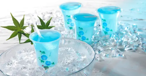 東京老字號和菓子築地千歲新品「彈珠汽水果凍」沁涼登場，只在羽田機場獨家販售。