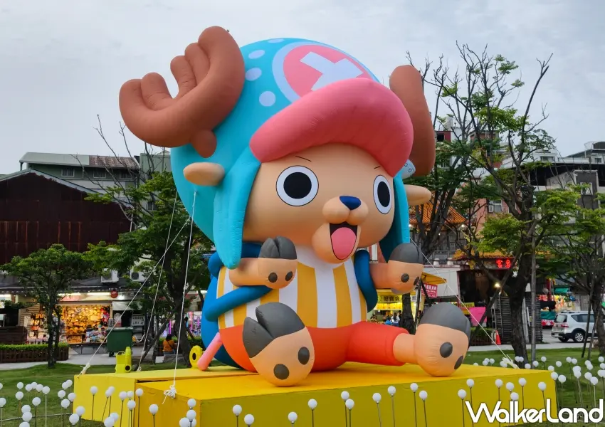 ▲背著藍色包包賣萌的喬巴巨型氣偶坐鎮金色水岸,可愛度爆表的航海王角色裝置讓大人小孩都瘋狂。(攝影:鄭雅之)