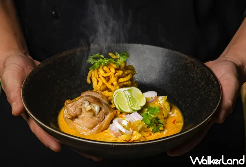 ▲清邁最具代表性的「泰北咖哩雞雙脆麵（Khao Soi Gai）」，以椰奶咖哩湯底搭配滑順湯麵與炸至酥脆的麵條，口感層次極其豐富 。圖／台南遠東香格里拉提供；窩客島編輯李維唐整理