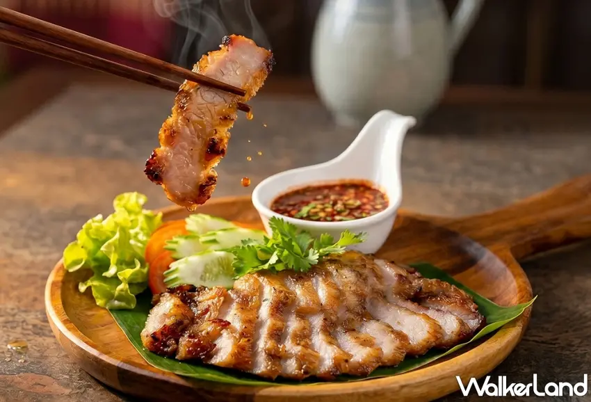 ▲以爐火烤出迷人焦香的「炭烤松阪豬（Kor Moo Yang）」，肉質Q彈多汁，搭配特製泰式沾醬更顯風味提升 。圖／台南遠東香格里拉提供；窩客島編輯李維唐整理