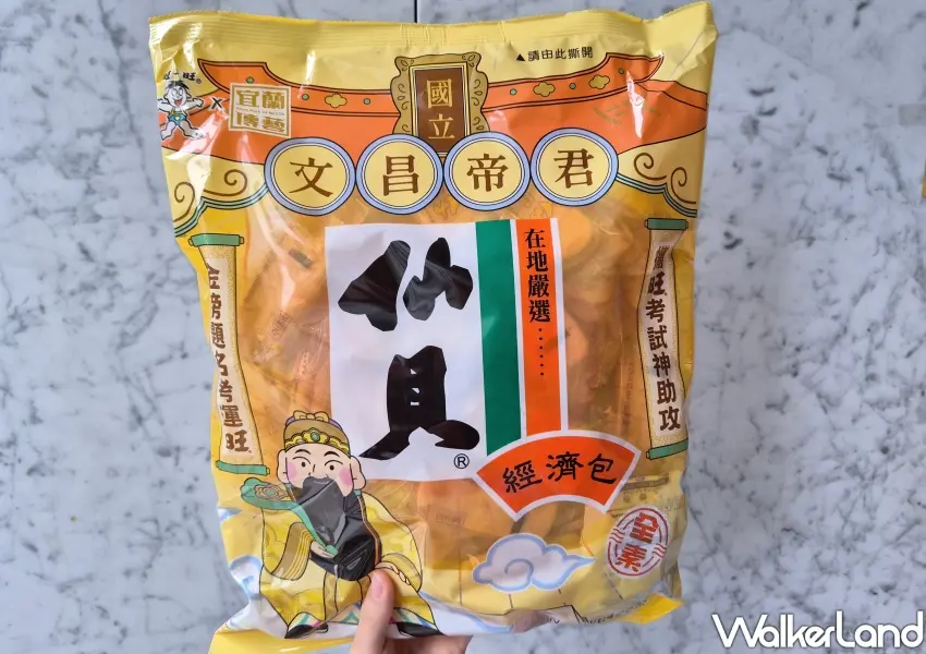 ▲旺旺仙貝推出文昌帝君聯名經濟包，象徵考試旺旺的好彩頭是應援考生的熱門零食首選。