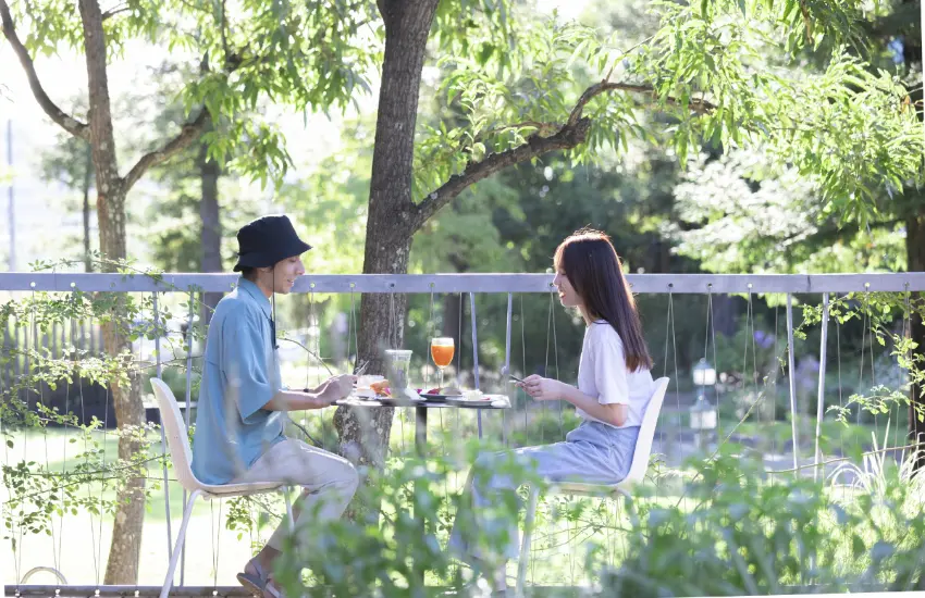 ▲館內餐廳與腹地深處BBQ區，依情境享受不同用餐樂趣。
