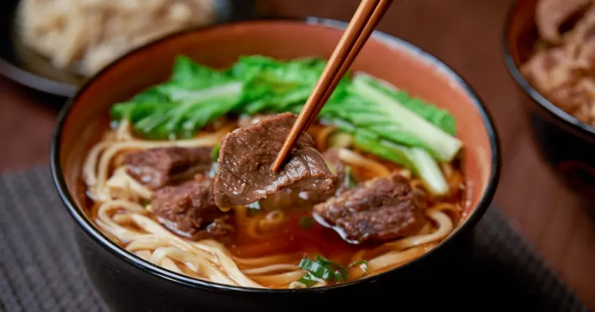 三商巧福牛肉麵119元！三商巧福43周年慶 牛肉麵64折，拿坡里炸雞加碼買6送6。
