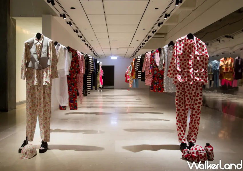 ▲北美館物質世界特展！日下淳一《超越認同》懸吊30套改造服裝，揭示衣物如何影響思考與人格認同。