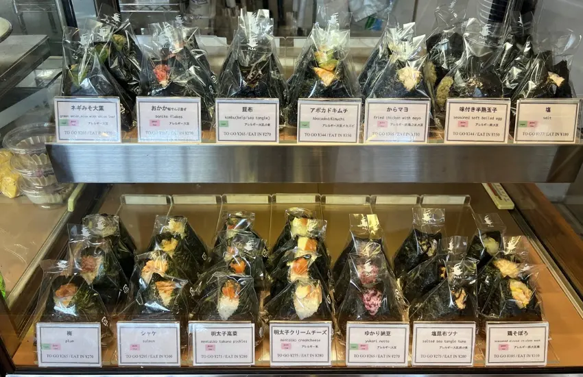 ▲人氣品項包含:只加鹽的三角飯糰、明太子與奶油起司混合的明太クリーム、還有包裹嫩煮溏心蛋的半熟玉子飯糰等。