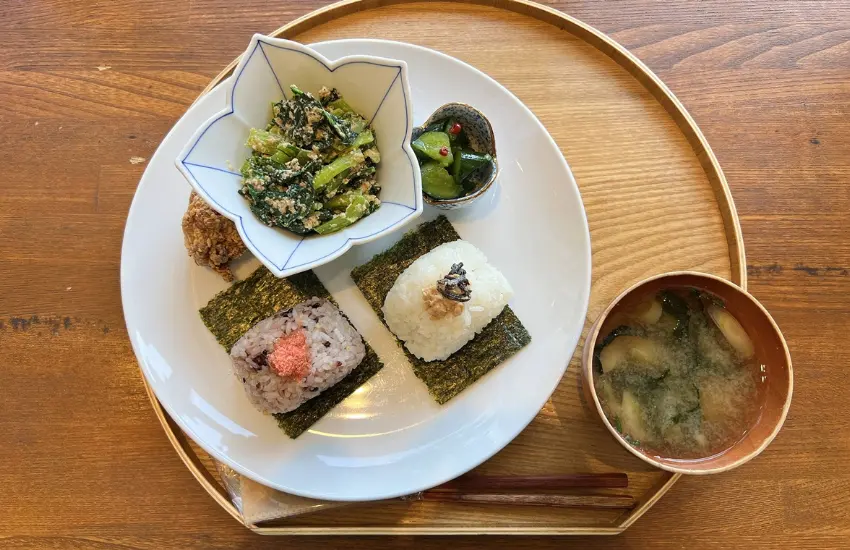 ▲飯粒溫熱而濕潤,入口後彈性十足。