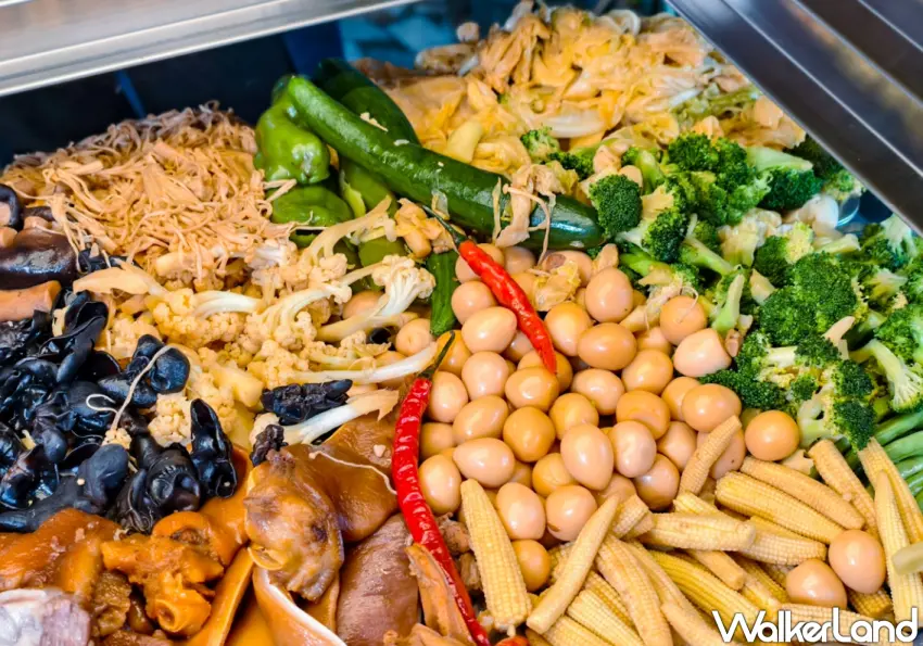 ▲「888燻茶鵝滷味」的蔬菜滷味選擇相較一般滷味攤品項更為豐富。(美食好芃友提供)