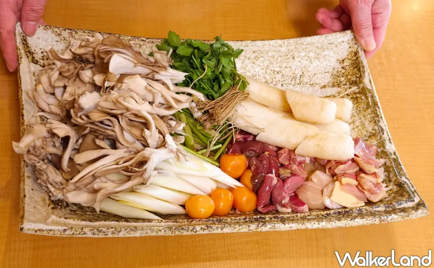 ▲服務人員展示米棒鍋使用的食材。(攝影:楊婷雅)