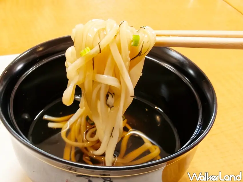 ▲稻庭烏龍麵以細緻感與強韌的彈性聞名,冰鎮後的冷麵沾吃法最能凸顯純粹的麥香與透涼韌性。(攝影:楊婷雅)